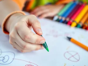 Jak nauczyć dziecko trzymać kredkę? Praktyczne wskazówki dla rodziców